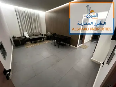 غرفة وصالة، موقع مميز وخدمي، تكييف مركزي، 1 حمام، سكن عائلات، سهل المخرج للشارقة ودبي.