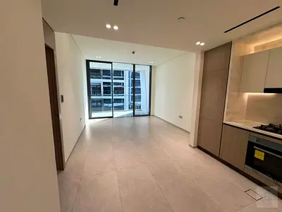 شرفة ومسبح | إطلالة على المدينة | تصميم واسع
