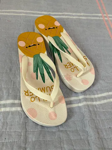Hello Summer" pineapple flip-flops