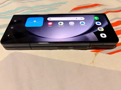 Used fold 5 Samsung 512gb foldable smartphone (small crease on inner screen) - works fine