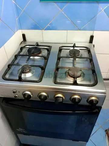 Used freestanding gas cooker with 4 burners and oven - good working condition