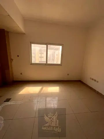 تكييف عادي وغاز مركزي وموقع مميز وسكن مريح وقريب من الخدمات