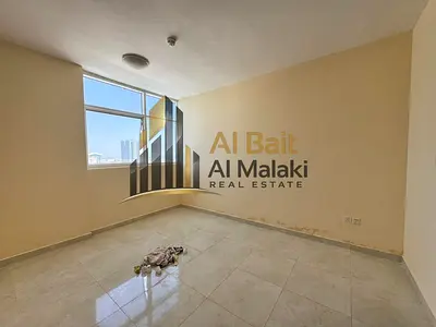 شقة غرفة وصالة للإيجار السنوي في المجاز 2، تكييف مركزي، حمام، باركن مجاني، 4 أو 6 دفعات، موقع مميز وسعر 38,000 درهم سنوياً