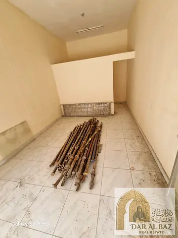 محل تجاري للإيجار السنوي في منطقة النباعة بالشارقة، بموقع مناسب ومساحة كبيرة توفر مرونة ممتازة في تجهيز المحل واستغلاله بما يتناسب مع طبيعة النشاط