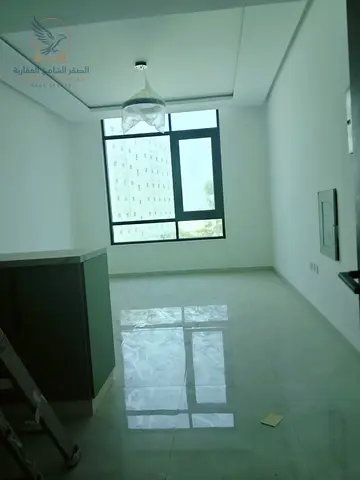 شقة غرفة وصالة بإطلالة بحرية وموقع مميز بالقرب من كورنيش عجمان فرصة للسكن في منطقة حيوية وقريبة من البحر والخدمات.