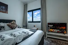 3 Minuet from Metro - Luxury Studio Furnished with TV, Sofa, Utilities, Gym & Pool