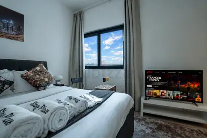 3 Minuet from Metro - Luxury Studio Furnished with TV, Sofa, Utilities, Gym & Pool
