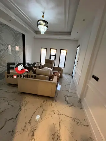 فيلا ثاني ساكن للإيجار في الياسمين بعجمان، شارع أسفلت وموقع مميز قريب الخدمات وثاني قطعة من الرئيسي. 5 غرف ماستر، 3 بدريسنج، مجلس، صالة، مطبخ، استور و