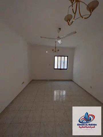 من أول لحظة تدخل فيها هذه الشقة ستلاحظ الفرق الحقيقي في المساحة، فهنا لا نتحدث عن مساحة عادية، بل عن غرفة وصالة بمساحة كبيرة جداً تمنحك