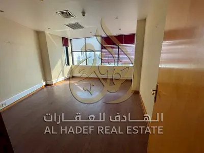 عرض حصري للمكاتب التجارية في كورنيش بلازا – المجاز 1 فرصة مميزة لاستئجار مكاتب تجارية فاخرة في موقع استراتيجي على كورنيش المجاز 1، داخل مبنى تجاري تم