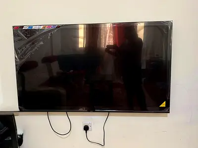 42-43 inch LED TV wall-mounted - good working condition