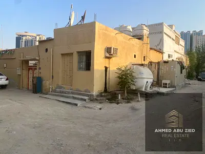 للبيع بيت زاوية في الراشدية 3 عجمان مساحة 2000 قدم يضم 5 غرف وصالة و3 مطابخ و4 حمامات بموقع مميز قريب من الخدمات والطرق الرئيسية بسعر 700 ألف درهم