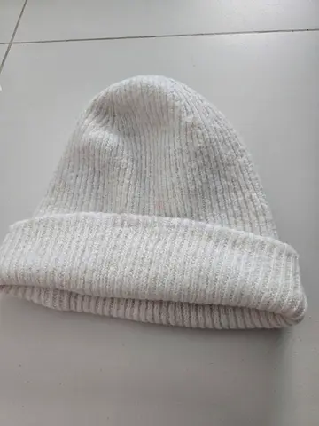 White ribbed knit beanie hat