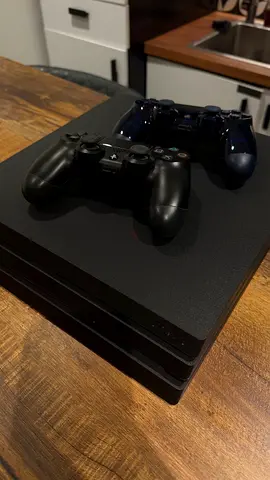 Sony PS4 Pro 1TB + 2 Original Controllers