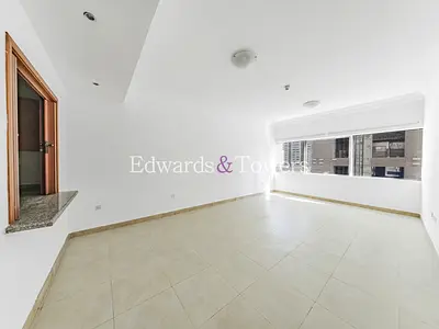 Low Floor| Closed Kitchen| Spacious