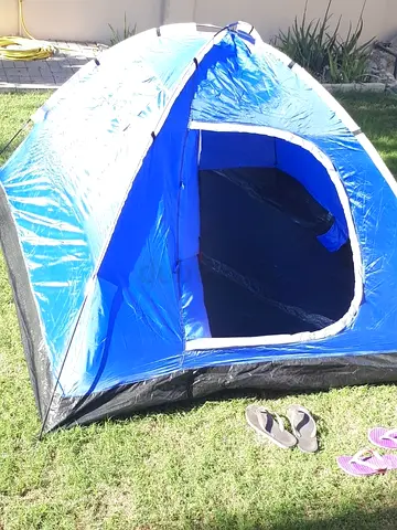 Blue 2-Person Pop-Up Camping Tent and 4 sleeping bags - used twice