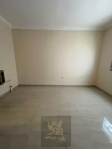 للإيجار السنوي في الشارقة منطقة الخان استديو مميز بمطبخ منفصل، تكييف مركزي وغاز مركزي، في موقع قريب من مخرج دبي ومناسب للسكن بالقرب من الخدمات والموا