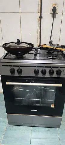 Used freestanding gas cooker with oven - working condition