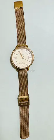 Elegant Fossil Women’s Watch – Gold Mesh Strap | AED 500