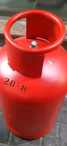 GAs cylinder 22kg medium sized full new dubai with regulatar and pipe