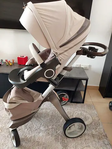 Neutral beige 3-wheel stroller in good condition