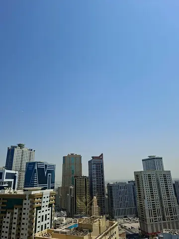 شقة للإيجار السنوي في الشارقة، منطقة القصباء، بموقع مميز وإطلالة مفتوحة.