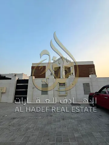 الحوشي–الشارقة للإيجار السنوي فيلا مودرن أول ساكن في منطقة الحوشي، بتصميم عصري ومساحات ممتازة، تقع على أرض بمساحة 6,000 قدم