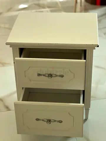 Classic White Wooden Nightstand / Bedside Table with Drawers