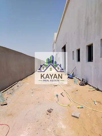 مجمع مستودعات + صالة عرض و30 استوديو | 43,686 قدماً مربعاً | 18 مليون درهم