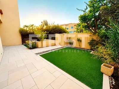 Single Row | Corner | Landscaped | Backyard |Ideal