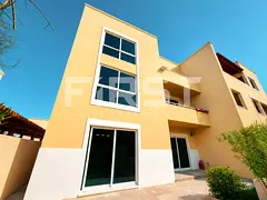 Single Row | Corner | Landscaped | Backyard |Ideal