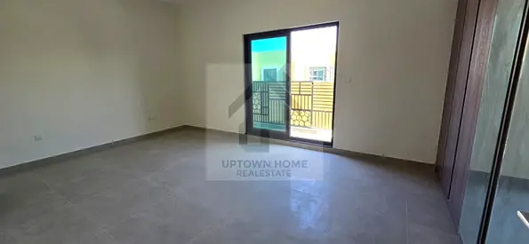 5 bed / ready to move / prime location/corner