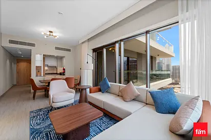 Apt with luxurious finishes & scenic lake views
