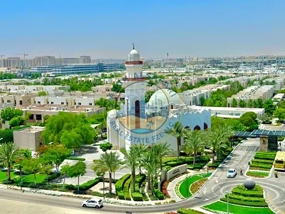 شقة رائعة وواسعة (بمساحة كبيرة) مكونة من 3 غرف نوم و3 حمامات مع موقف سيارات، بسعر 88 ألفاً فقط.