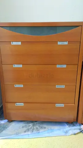 Wooden 4 big and one small-Drawer Chest / Dresser in Good Condition