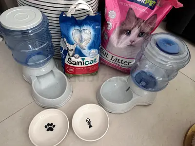 Used for week automatic water dispensers, food bowls and 2 bags of cat litter - good condition