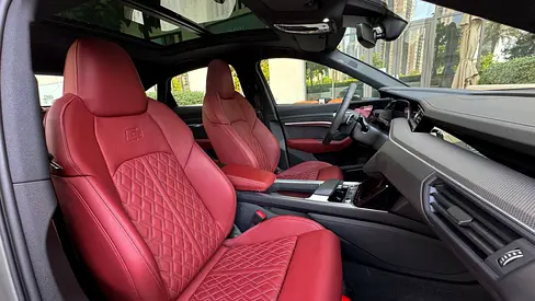 صورة 10 لـ 2024 AUDI Q8