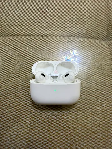 Apple AirPods Pro (2nd gen?) in white with charging case - used