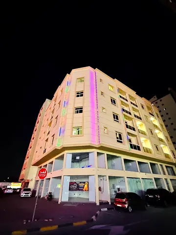 شامل الفواتير / موقع استراتيجي / ٣ حمامات / مساحه كبيره / على مخرج الشارقه