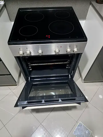 Electric freestanding cooker with ceramic hob and oven - good condition