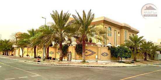فيلا فاخرة للبيع في منطقة القوز زاوية علي شارعين جار