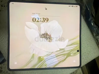 Honor magic v5 used less then 6 mnth but have little dent in one side .. clearly show  in picture