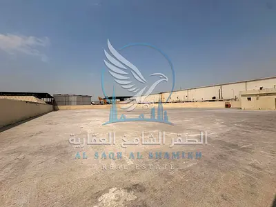 حوطة للإيجار في الصناعية 13 بالشارقة، 31,000 قدم² على شارع رئيسي، مع مكتب وحمام ومطبخ، مناسبة للتخزين والأنشطة المسموح بها.