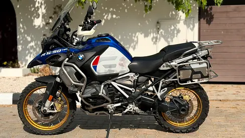 BMW 1250GS classic colors with Carpuride