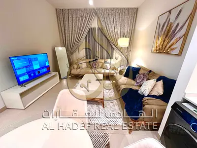 غرفة وصالة للإيجار في جزيرة مريم الشارقة، إنترنت وباركنج شامل، جيم ومسبح، جاهزة للسكن، توزيع عملي وموقع مميز قريب من جميع الخدمات والمرافق