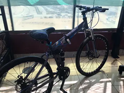 Well-maintained V8 mountain bike with front suspension