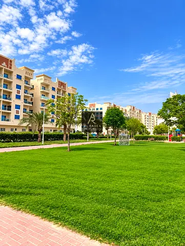 للبيع بالتقسيط استديو بسعر ممتاز بالتقسيط مساحه جداا كبيره + خزائن فالحائط + بلكونه+ مطبخ منفصل تماما + وحمام / بقريه الاميره