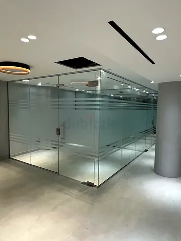 Glass office partition with frosted stripes - 3-panel corner unit