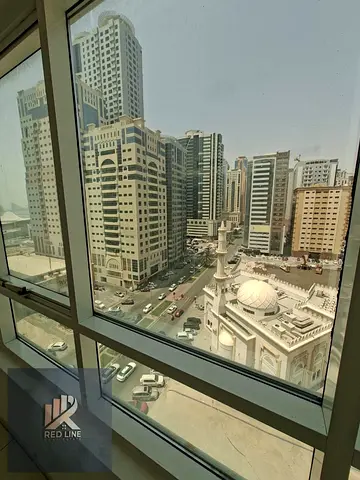 العنوان: غرفة وصالة للإيجار في التعاون – الشارقة | شارع رئيسي | 2 حمام | خزائن حائط | بلكونة | جيم ومسبح مجاني | 4 دفعات |