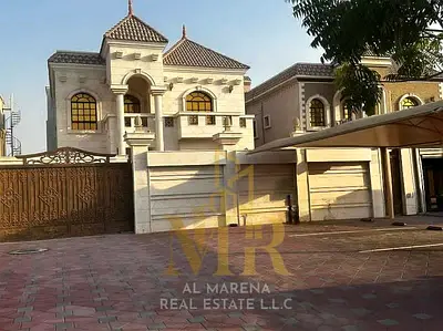 Villa in Al Mowaihat 2, Ajman – Commercial use, located next to the mosque on a main road. Features central air conditioning and an area of ​​5,000 sq